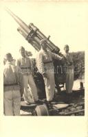 Honvéd katonák légvédelmi ágyúval / WWII Hungarian soldiers with Braun anti-aircraft gun. photo