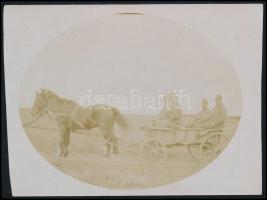 1916 A 9. sz. Nádasdy huszárezred katonái lovaskocsin hátoldalon az ezred pecsétjével, oldalt levágott fotólap, 9×12 cm