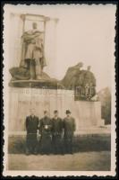 1935 Tisza István szobor előtt, fotó, 9×6 cm