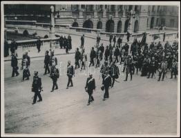1938 Szent István napi ünnepi felvonulás Budapesten, élen Horthy Miklós kormányzó és a katonai vezetők a testőrség díszfala között, Vajda fotó, hátoldalon pecséttel jelzett, feliratozva, 11,5×15 cm