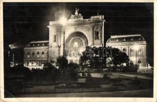 Budapest VII. Keleti pályaudvar esti kivilágításban, vasútállomás (EK)