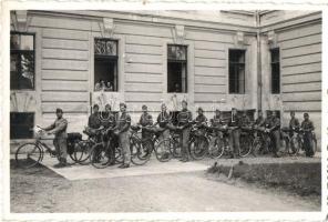 1940 Rimaszombat, Rimavská Sobota; kerékpár kirándulás Rimaszombatról Miskolcra, gyülekező a Vármegyeház előtt, honvédek / bicycle tour from Rimavská Sobota to Miskolc, soldiers gather by the county hall. Weizer photo