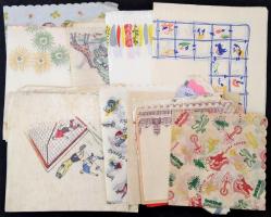 Kis szalvétagyűjtemény, benne különféle érdekes darabokkal, egy cipősdoboznyi