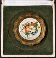 Dekoratív réz tálka, porcelán rátéttel, máz alatti hajszálrepedésekkel, díszdobozban, d: 9,5 cm