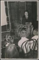 cca 1935 Segesváry Izabella lányregény író (pl. Pöttöm család) előadást tart kisdiákoknak, Schäffer pecséttel jelezett fotója, feliratozva, 17,5×11,5 cm