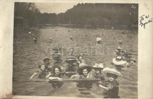 1910 Szováta, Szovátafürdő, Baile Sovata; Lacul Ursu / fürdőzők a Medve tónál / bathing people, lake. photo (fl)