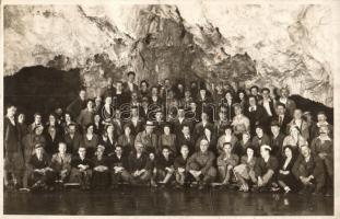 1936 Deménfalu, Deménvölgy, Demänovská Dolina, Demänovské jaskyne (Liptószentmiklós, Liptovsky Mikulás); turisták csoportképe a deménvölgyi cseppkőbarlangban / stalactite cave interior, karst cave, tourists. Jungmann photo