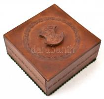 Bőr dobozka, 2 db csiszolt üvegdugó,  régi kopott mérőszalag, cipőkanál