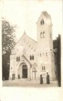 1929 Doboz, Wenckheim bárók uradalmi katolikus kápolnája, Steib János katolikus pappal. Bejárat melletti kereszt ma már hiányzik. photo