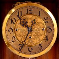 Szecessziós falióra. Negyedütős, 3 súlyos szerkezettel, vésett súlyokkal, fazettázott üveggel, Működ...