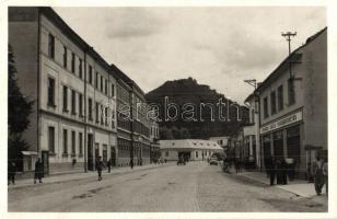 Huszt, Chust; Fő utca, vár, Vinohradi Városi Takarékpénztár, gyógyszertár / main street, castle, savings bank, pharmacy