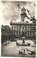 Komárom, Komárnó; Városháza, babakocsi, autók, Klapka szobor / town hall, baby carriage, automobiles, statue