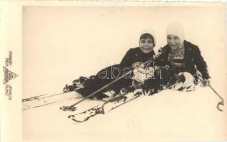 Children skiing but slipping, winter sport, humour. Foto Schindler