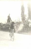 1953 Budapest-Bécs-Budapest kerékpárverseny / Budapest-Wien-Budapest bicycle race with cyclist. photo