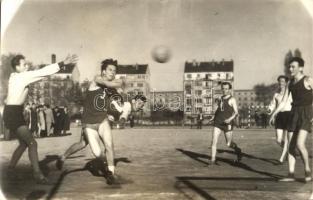 1953 Haladás Jogi kar - Lenin Intézet kézilabda meccse / Hungarian handball match. photo (EK)