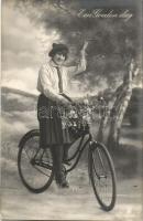 Een Goeden dag / A good day. Lady on bicycle
