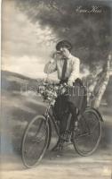 Een Kus / A kiss. Lady on bicycle