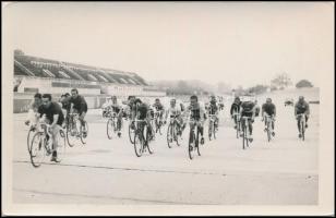 ~1930 5 db használatlan fotó képeslap kerékpárversenyekről / 5 unused photo postcards with bicycle r...