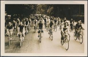 ~1930 5 db használatlan fotó képeslap kerékpárversenyekről / 5 unused photo postcards with bicycle r...