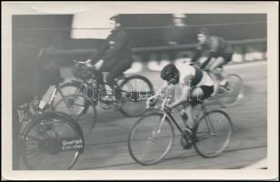 ~1930 5 db használatlan fotó képeslap kerékpárversenyekről / 5 unused photo postcards with bicycle r...