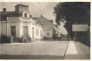 Stubnyafürdő, Túróchévíz, Stubnianske Teplice, Turcianske Teplice; Tátra bank, cukrászda, Hitelintézet, üzletek / Tatra Banka, Cukrárna, Obecny úverny ústav / bank, confectionery, credit union, shops. Foto Singer photo