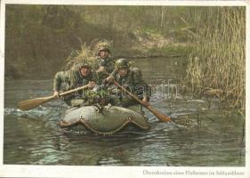 Überschreiten eines Flussarmes im Schlauchboot. PK-Aufn. Kriegsber. Weber, Carl Werner / WWII German military, soldiers in boot (EK)