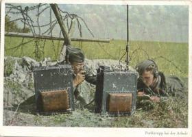 Funktrupp beider Arbeit während des Gefechst. PK-Aufn. Kriegsber. Koltzenburg, Carl Werner / WWII German military, soldiers by the radio station (EK)