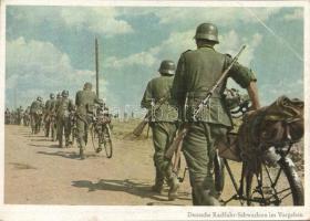 Deutsche Radfahr-Schwadron in Vorgehen. PK-Aufn. Kriegsber. Knödler, Carl Werner / WWII German military bicycle squad (EB)