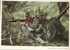 Deutscher MG-Trupp im Gefecht. PK-Aufn. Kriegsber. Weber, Carl Werner / WWII German military, camouflage soldiers (EK)