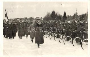 1939 Uzsok, Uzhok; Magyar-Lengyel Baráti találkozás a visszafoglalt ezeréves határon, kerékpáros katonák / Hungarian-Polish meeting at the border, soldiers on bicycle (EK)
