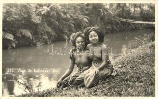 Bali, Aan de kalioever / at the river, naked indigenous girls. photo (EK)