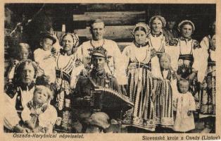 Oszada, Osady, Liptovská Osada; Oszada-Korytnicai népviselet, harmonikázó katona / Slovenské kroje / Slovakian folklroe with soldier playing on an accordion (fa)