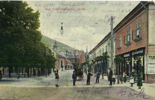 Trencsénteplic-fürdő, Kupele Trencianske Teplice; utcakép, Molnár Lajos borbély és fodrász üzlete, Bűvészkirály-Zauberkönig / street view, barber and hairdresser's salon, shop