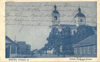 Pinsk, Sobornaja Strasse / street view with church