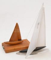 2 db balatoni hajó alakú emléktárgy, fa illetve műanyag, az egyik Káptalanfüred felirattal, benne miniatűr képes leporellóval