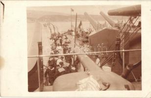 Osztrák-magyar csatahajó fedélzeti ágyúja / WWI K.u.K. Kriegsmarine, on-board cannon with mariners. photo (EK)