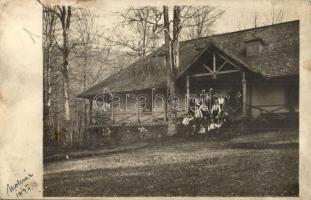 1914 Budapest környéke, menedékház kirándulókkal, turistaház. photo (EK)