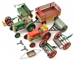 Csehszlovák fém játék traktorok, kiegészítőkkel, karton pajtával