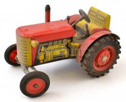 Csehszlovák fém játék traktorok, kiegészítőkkel, karton pajtával