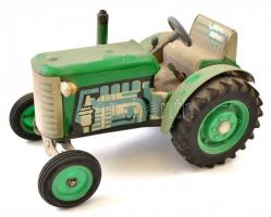 Csehszlovák fém játék traktorok, kiegészítőkkel, karton pajtával