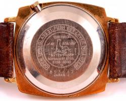 Seiko automata dátumkijelzős férfi karóra, bőr szíjjal, működik, üvegén karcolásnyomokkal, d: 3 cm