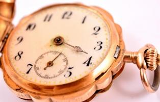 14k dupla fedeles, vésésekkel díszített női arany zsebóra, nem működő szerkezettel, d 3,5 cm / 14 C ...