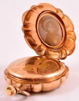 14k dupla fedeles, vésésekkel díszített női arany zsebóra, nem működő szerkezettel, d 3,5 cm / 14 C ...