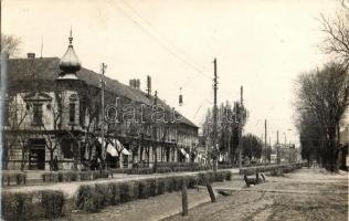 Zsombolya, Hatzfeld, Jimbolia; Mária királyné út, bútor, üzletek / Bulev. Regina Maria / street view with shops