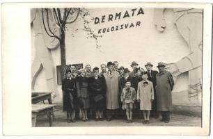 Kolozsvár, Cluj; Dermata bőrgyári alkalmazottak csoportképe darutollas fiúkkal / employees of the Dermata tannery, boys with crane feathers. photo