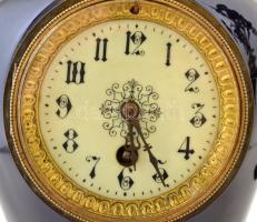 XX. sz. eleje: Nagyméretű neobarokk gyertyatartó pár és kandallóóra szett. Festett porcelán, réz. Ór...