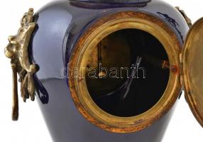 XX. sz. eleje: Nagyméretű neobarokk gyertyatartó pár és kandallóóra szett. Festett porcelán, réz. Ór...