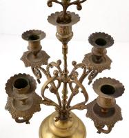 XX. sz. eleje: Nagyméretű neobarokk gyertyatartó pár és kandallóóra szett. Festett porcelán, réz. Ór...