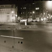 cca 1974 Budapest, a Deák tér éjjel, 11 db vintage negatív, 6x6 cm