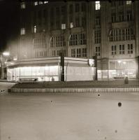 cca 1974 Budapest, a Deák tér éjjel, 11 db vintage negatív, 6x6 cm